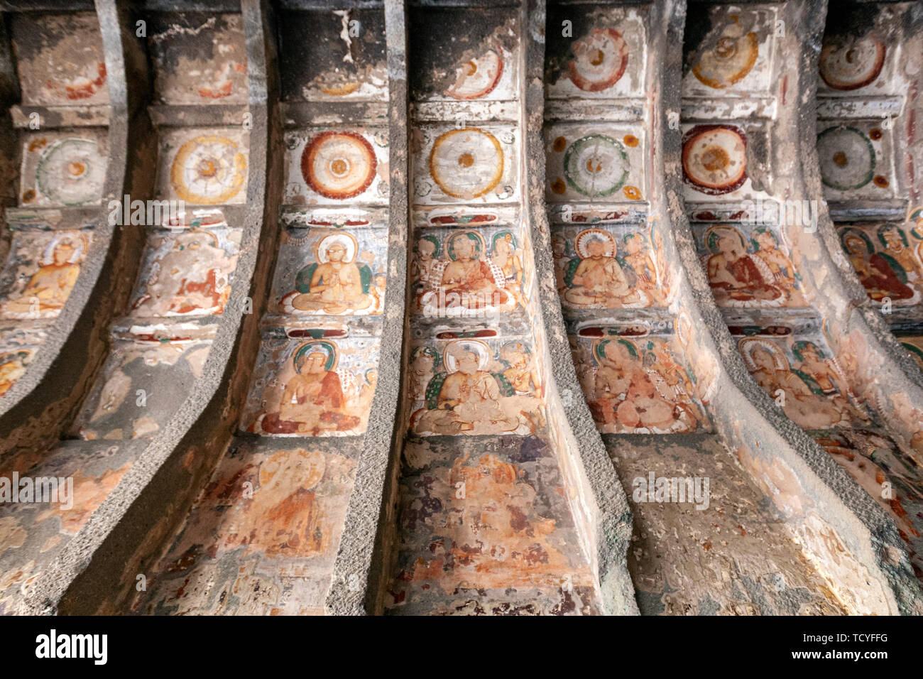 Dipinti di Buddha e Bodhisattvas sulle arcate. Cave 10, grotte di Ajanta, Aurangabad distretto, nello Stato del Maharashtra, India Foto Stock