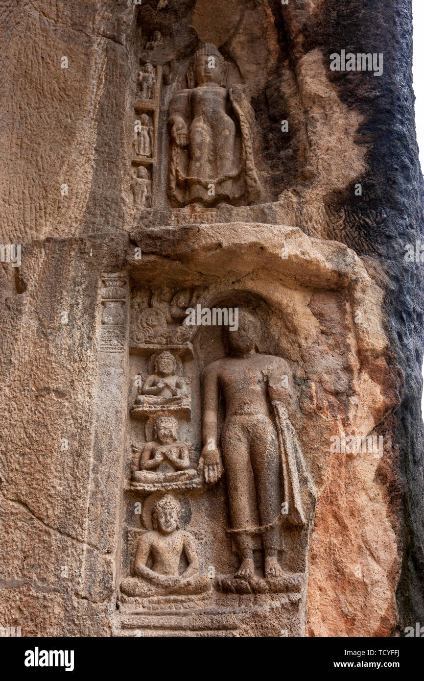 Figure in pietra al di fuori delle cave 11, grotte di Ajanta, Aurangabad distretto, nello Stato del Maharashtra, India Foto Stock