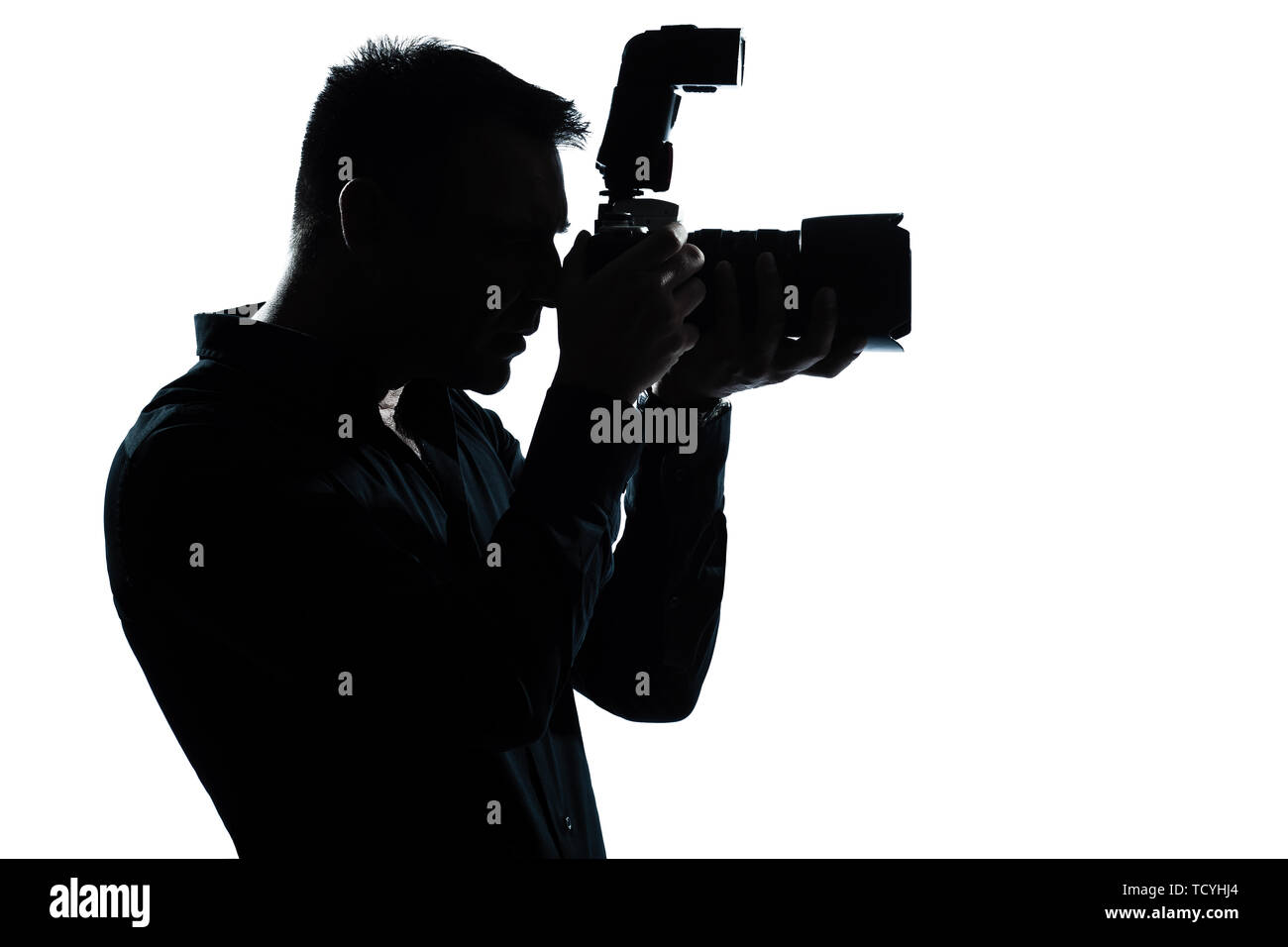 Un uomo caucasico ritratto silhouette fotografo in studio isolato su sfondo bianco Foto Stock