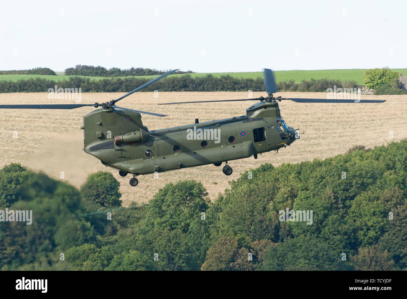 Boeing elicottero Chinook volare al giorno della marina in Dartmouth 2007 Foto Stock