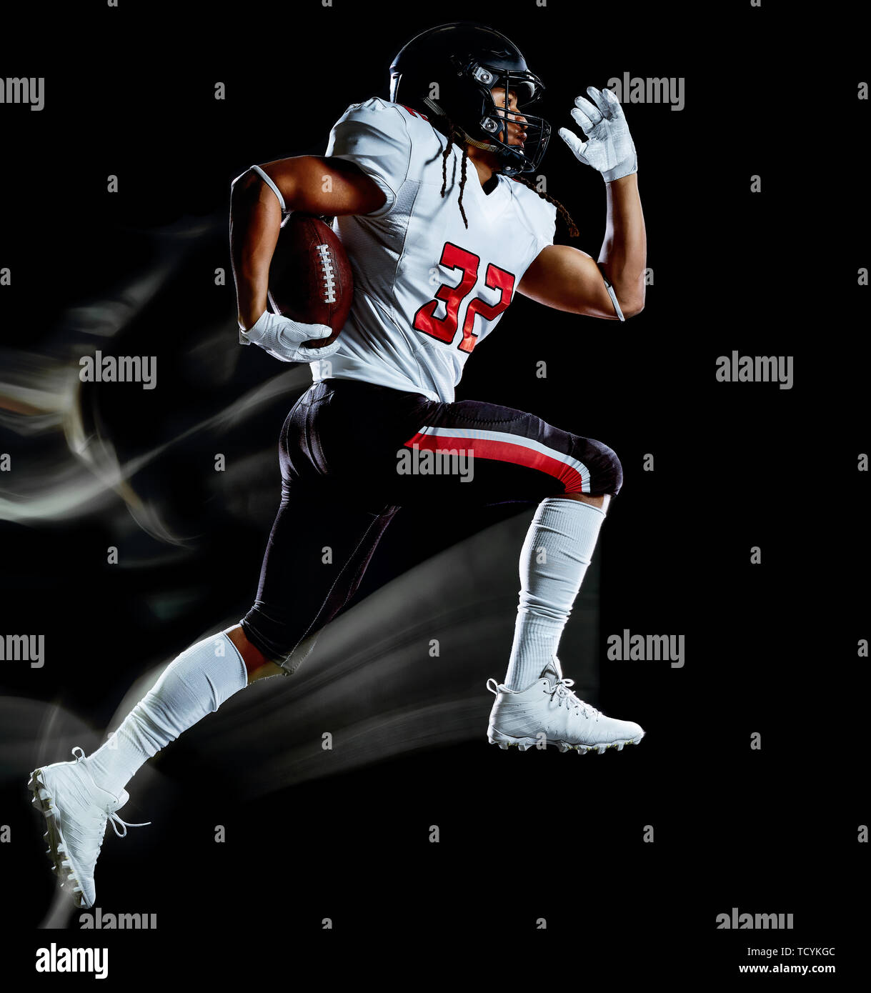 Uno african american football player uomo studio shot isolato su sfondo nero con luce pittura con movimento sfocato effetto di velocità Foto Stock