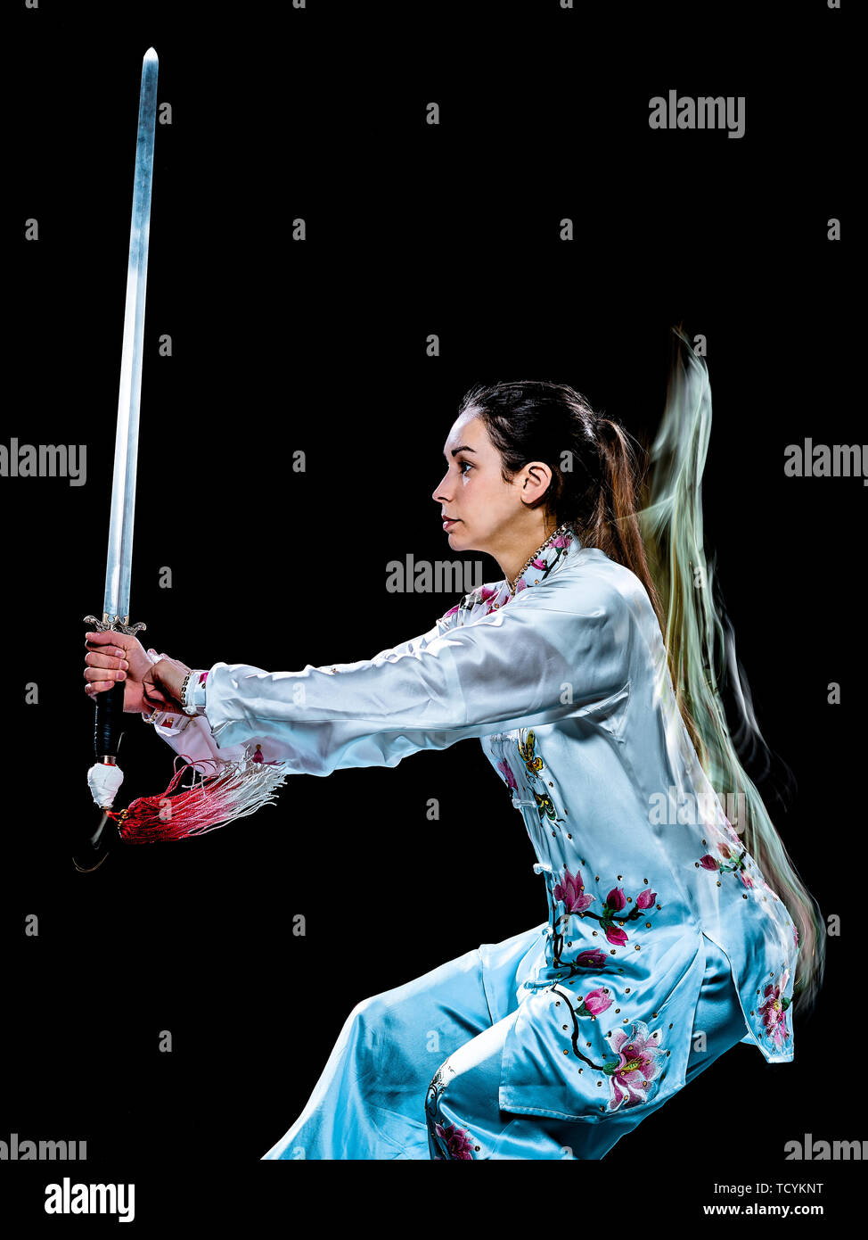 Una donna cinese partacticing Tai Chi Chuan Tadjiquan postura studio shot isolato su sfondo nero con leggero effetto di pittura Foto Stock