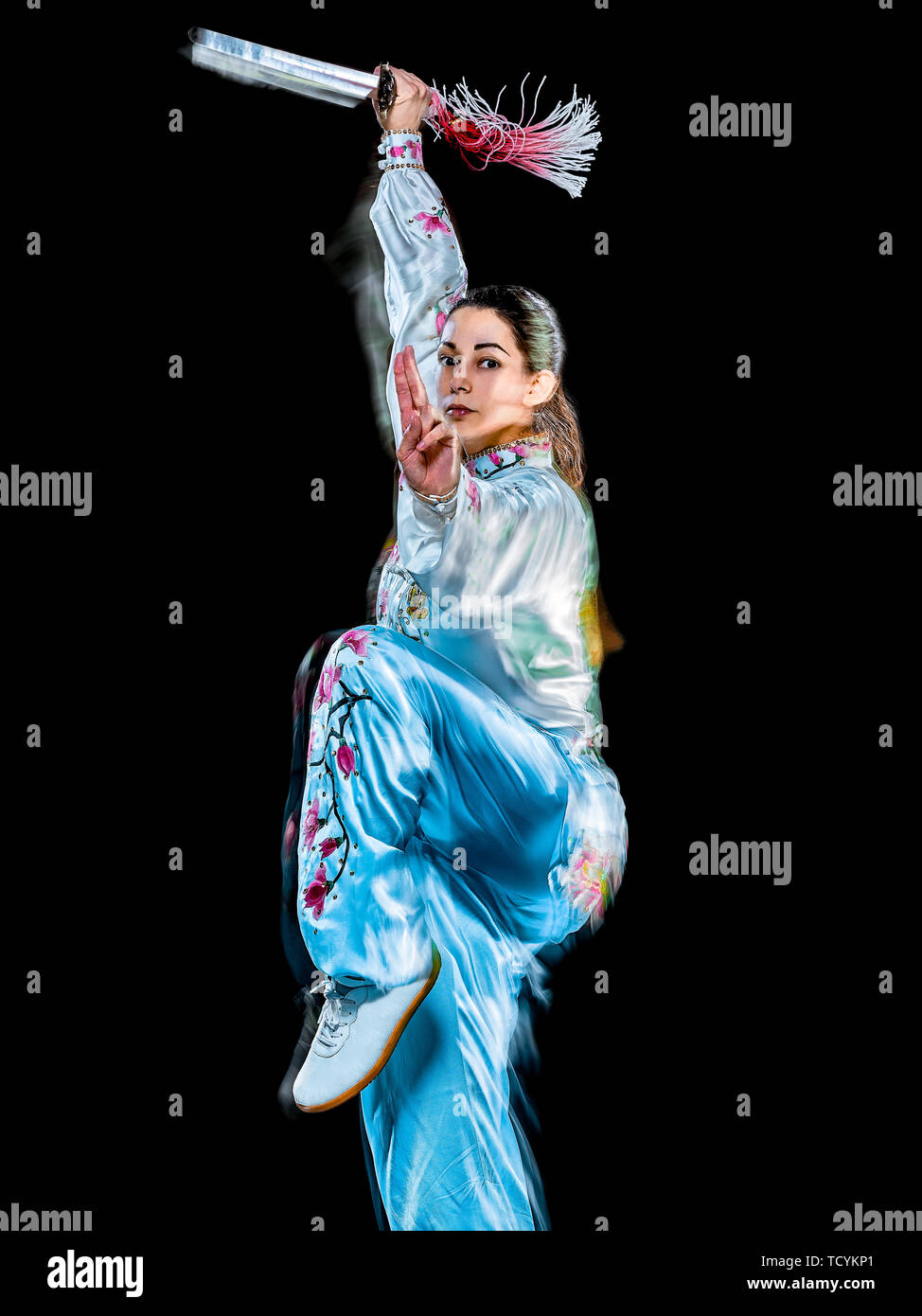 Una donna cinese partacticing Tai Chi Chuan Tadjiquan postura studio shot isolato su sfondo nero con leggero effetto di pittura Foto Stock