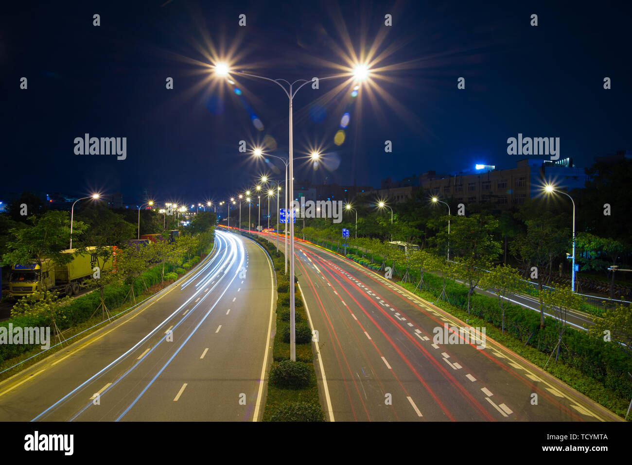 Questa foto è stata scattata in Xinyang Zona Industriale di Haicang, Xiamen, che è altamente lavoratore-intensive. In una rumorosa e affollata città, un pezzo di terra pura è stata trovata, in modo che le persone che sono occupate per il proprio sostentamento durante il giorno è in grado di rallentare e di essere inattiva. Foto Stock
