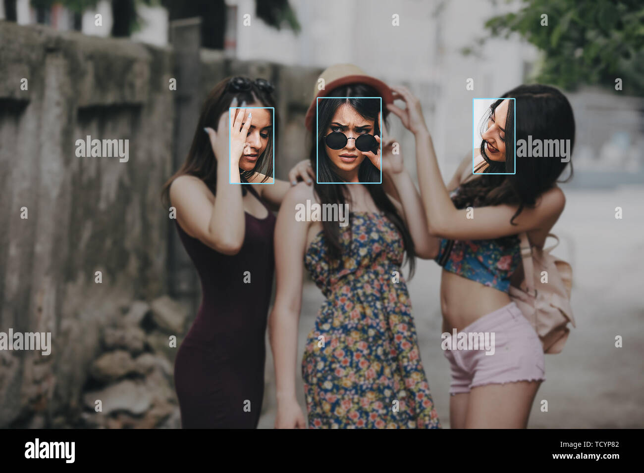 Il riconoscimento del volto in fotografia utilizzando l'intelligenza artificiale Foto Stock