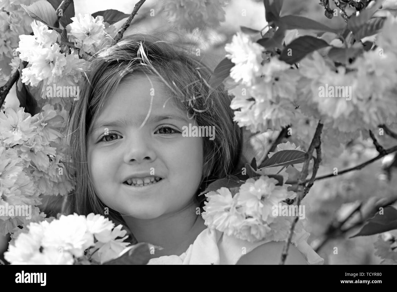 Estate moda ragazza. Infanzia felice. Bambina in primavera soleggiata. Un bambino piccolo. Bellezza naturale. Giornata dei bambini. Primavera. previsioni meteo. faccia e Foto Stock