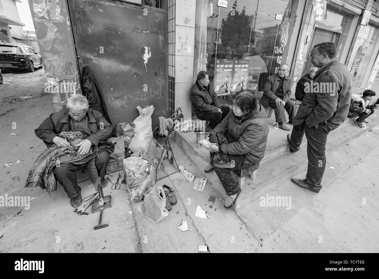 Oggi, sebbene la maggior parte delle persone sono già ricchi e senza preoccupazioni in cibo e vestiario, ci sono ancora molte persone povere nelle zone rurali remote e giunto le fognature sono ancora un settore vitale. Foto Stock