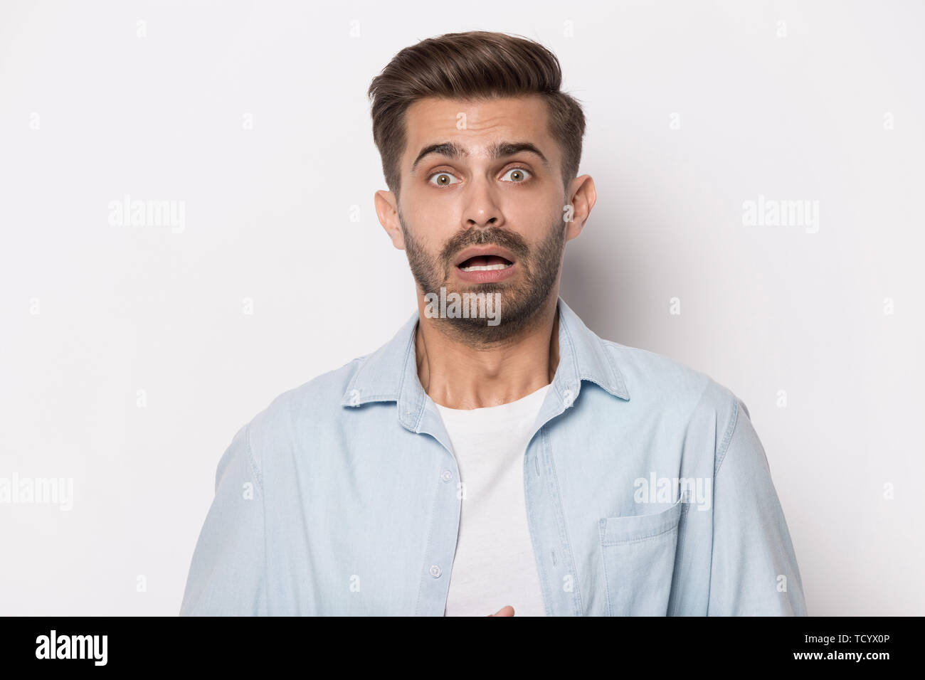 Guy sensazione di mancanza di respiro circa lo stress emotivo studio headshot Foto Stock