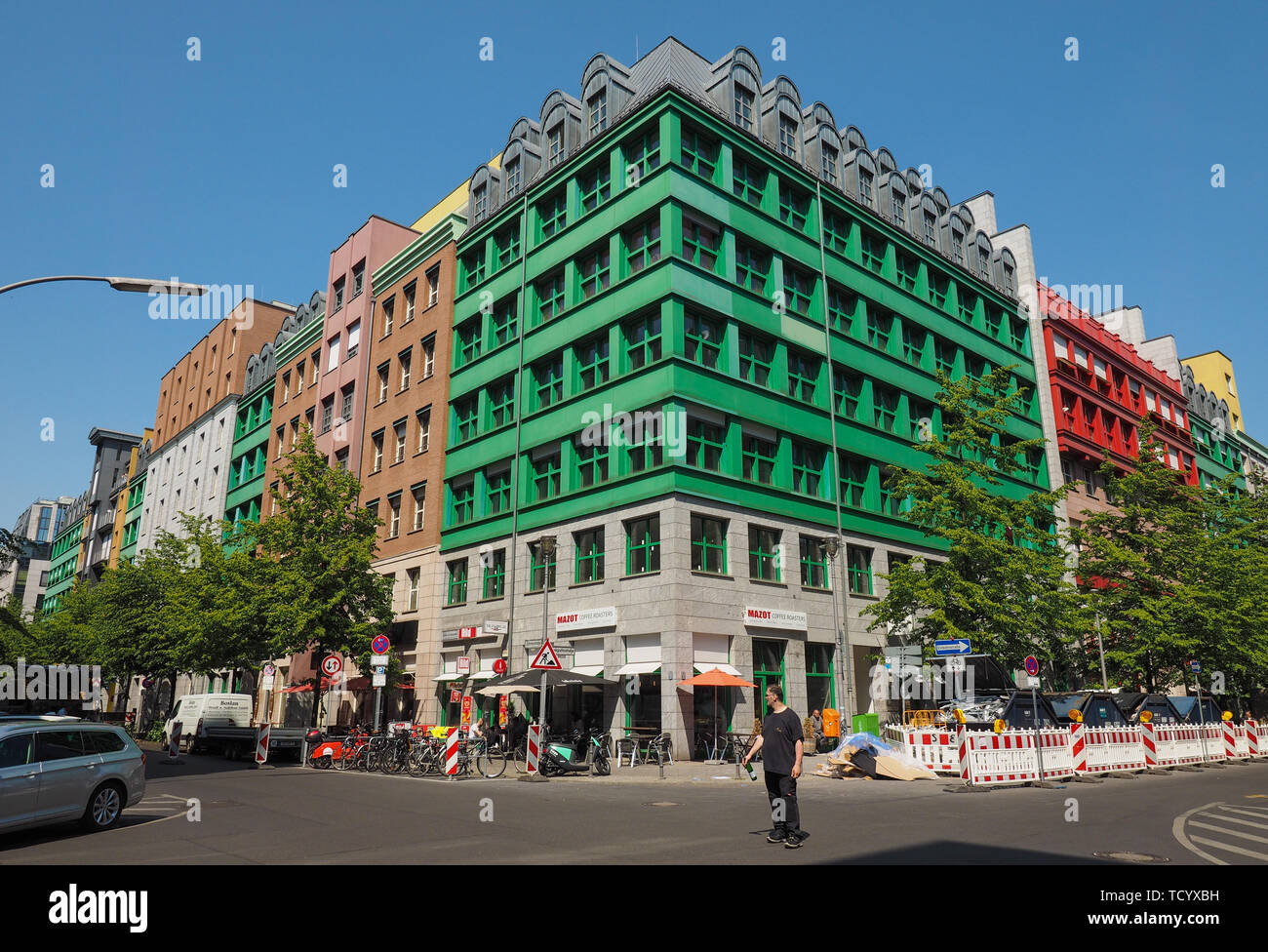 Berlino, Germania - circa giugno 2019: Quartier Schuetzenstrasse edificio residenziale progettato dall architetto italiano Aldo Rossi Foto Stock