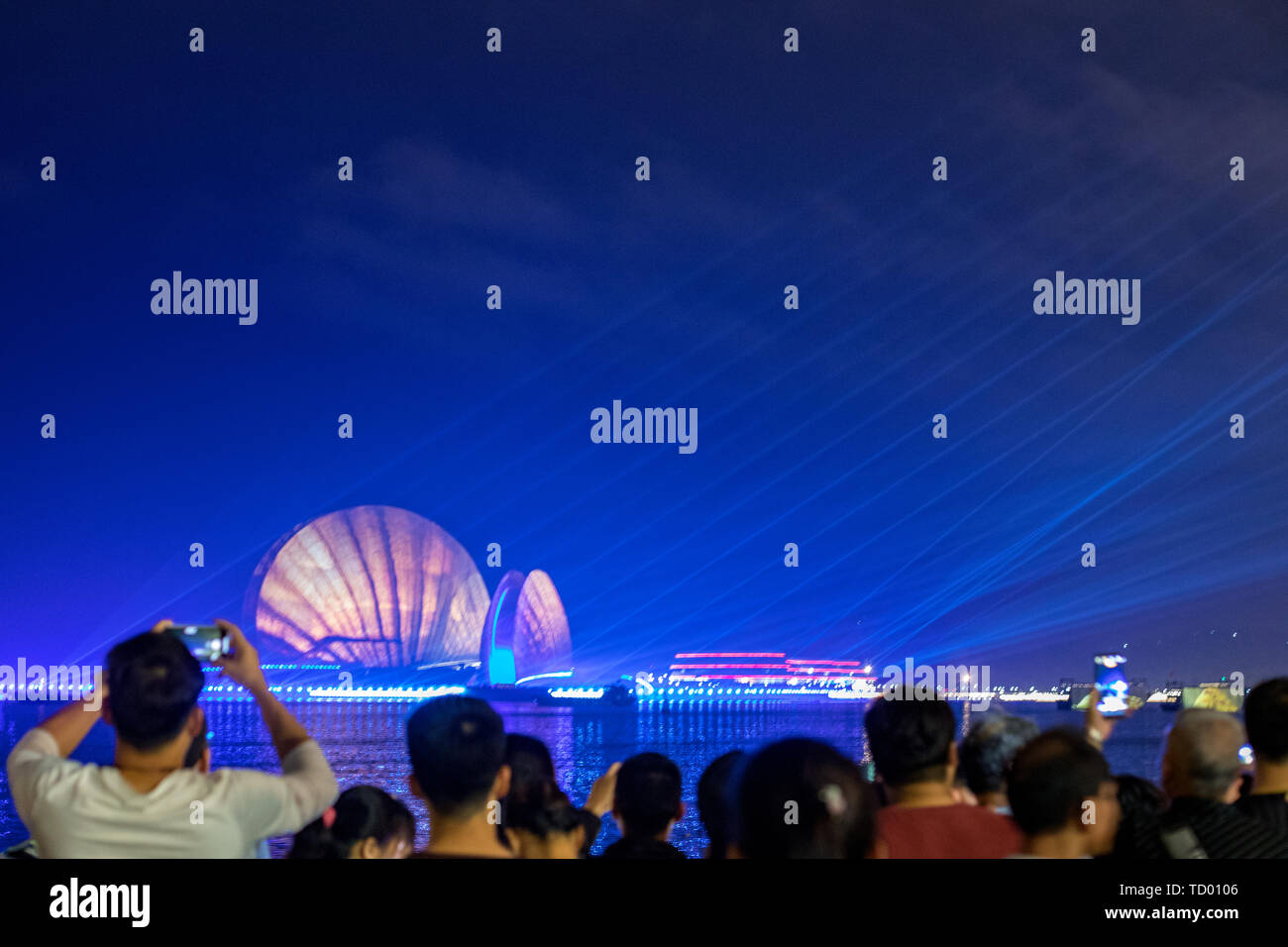 L'illuminazione della mostra evento su larga scala per il quarantesimo anniversario della fondazione di Zhuhai il giovane strada era un mare di gente e a più di 5: 00, il mare era pieno di cittadini per guardare. Foto Stock