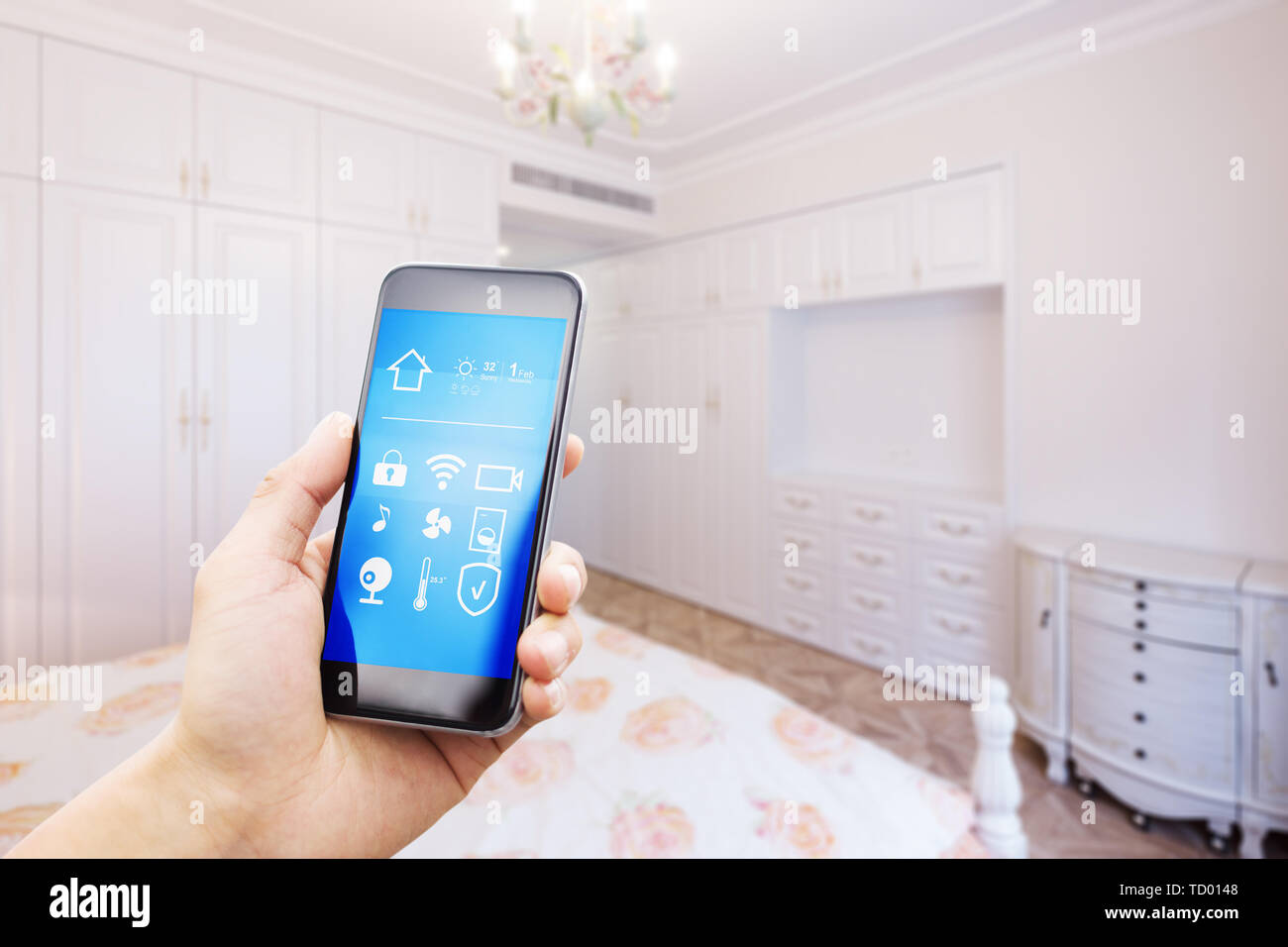 Piscina home camera design arredamento camera telefono telefono n. una tecnologia con la medicina moderna camera da letto camera da letto all'interno di letto schermata schermata casa con health care persone toccare Connessione wireless con un adulto Foto Stock