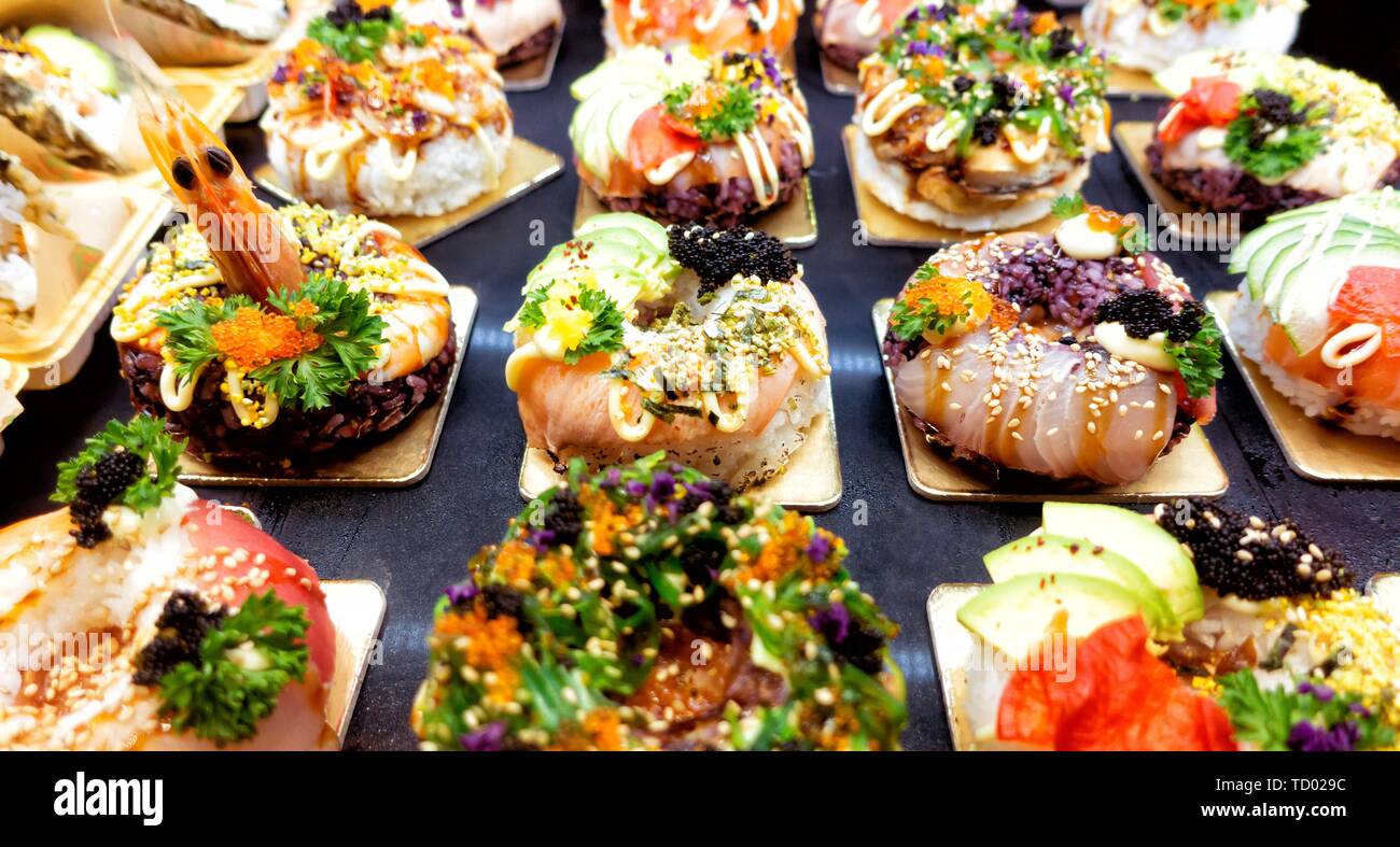 Gustosi piatti freschi frutti di mare giapponese sushi ciambelle preparate in casa Foto Stock