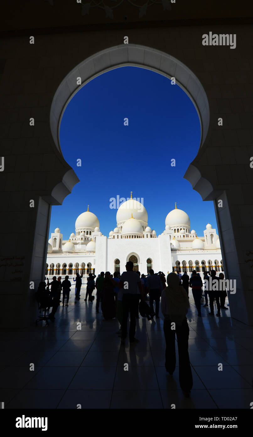 Tourist guardando lo splendido Sheikh Zayed Grande Moschea di Abu Dhabi. Foto Stock