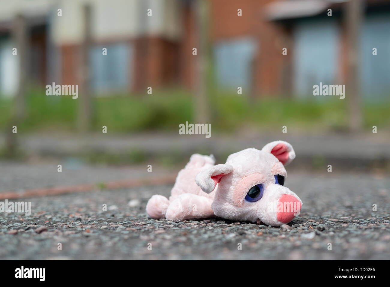 Un bambino giocattolo si trova sul terreno al di fuori alcuni intavolato case abbandonate sulla High Street Station wagon in Pendleton, Salford, Greater Manchester, UK. Foto Stock