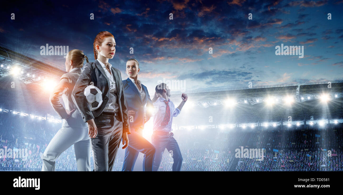 Il team di Business sul football Stadium. I supporti misti Foto Stock