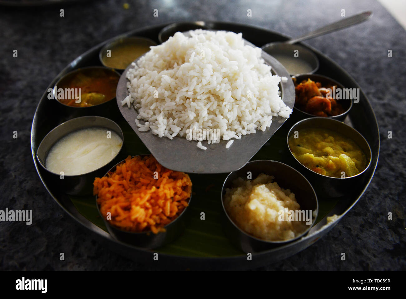 Un tradizionale Indiano meridionale Thali pietanza servita in un ristorante in Tamil Nadu, India. Foto Stock