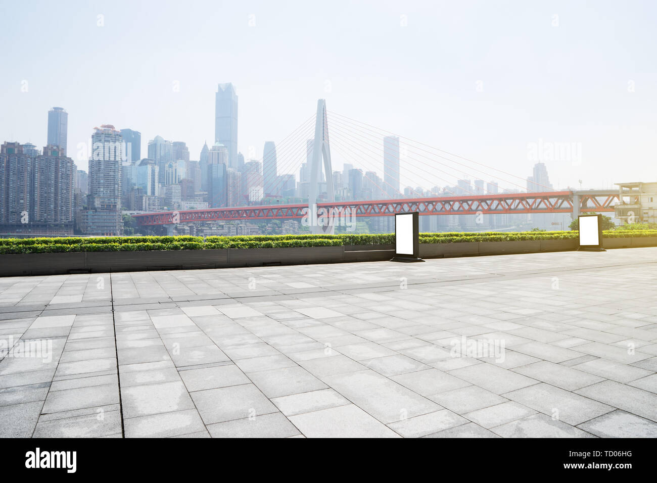 Svuotare piano con panorama urbano e sullo skyline di Chongqing Foto Stock Svuotare piano con panorama urbano e sullo skyline di Chongqing Foto Stock