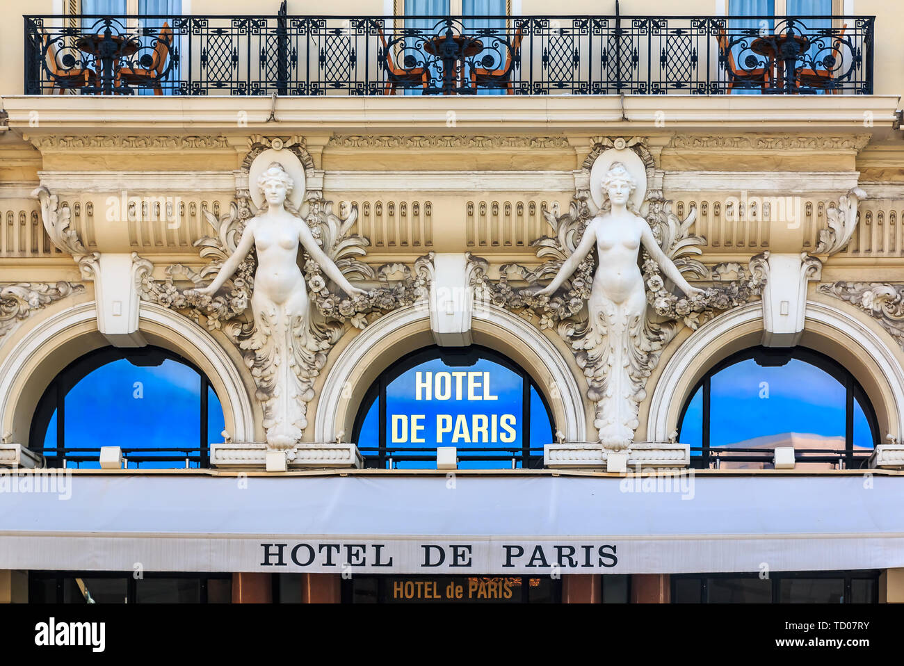 Monte Carlo, Monaco - Aprile 20, 2016: ornati in esterno del famoso Hotel de Paris, regolarmente quotati sul Conde Nast Traveler Gold List Foto Stock