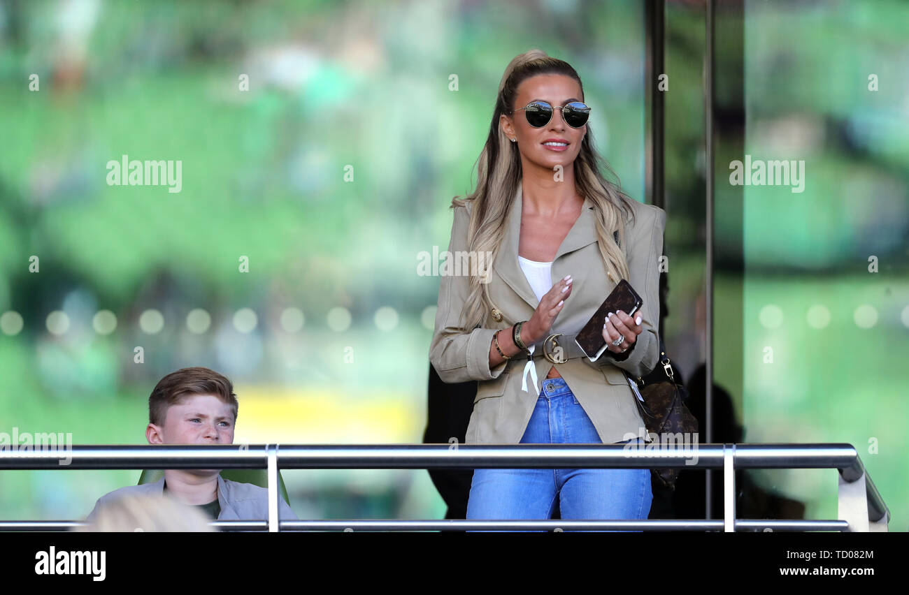 Claudine Keane, moglie di Repubblica di Irlanda coach Robbie Keane, nelle  gabbie durante UEFA EURO 2020 qualifica, Gruppo D corrisponde all'Aviva  Stadium di Dublino Foto stock - Alamy
