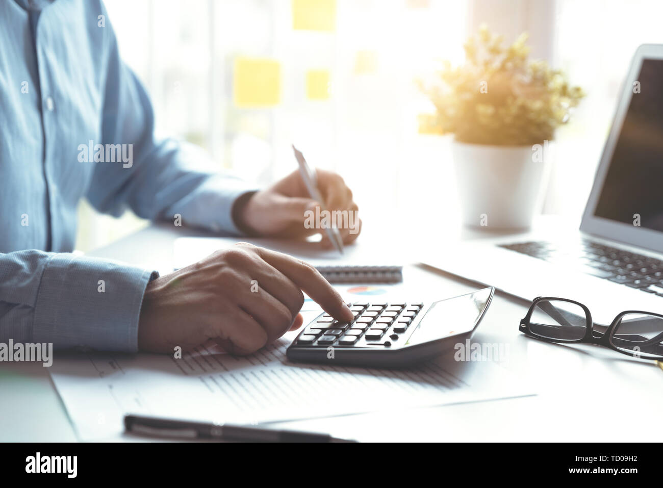 Ragioniere conteggi tasse, lavora nell'ufficio. Affari e finanza concept Foto Stock