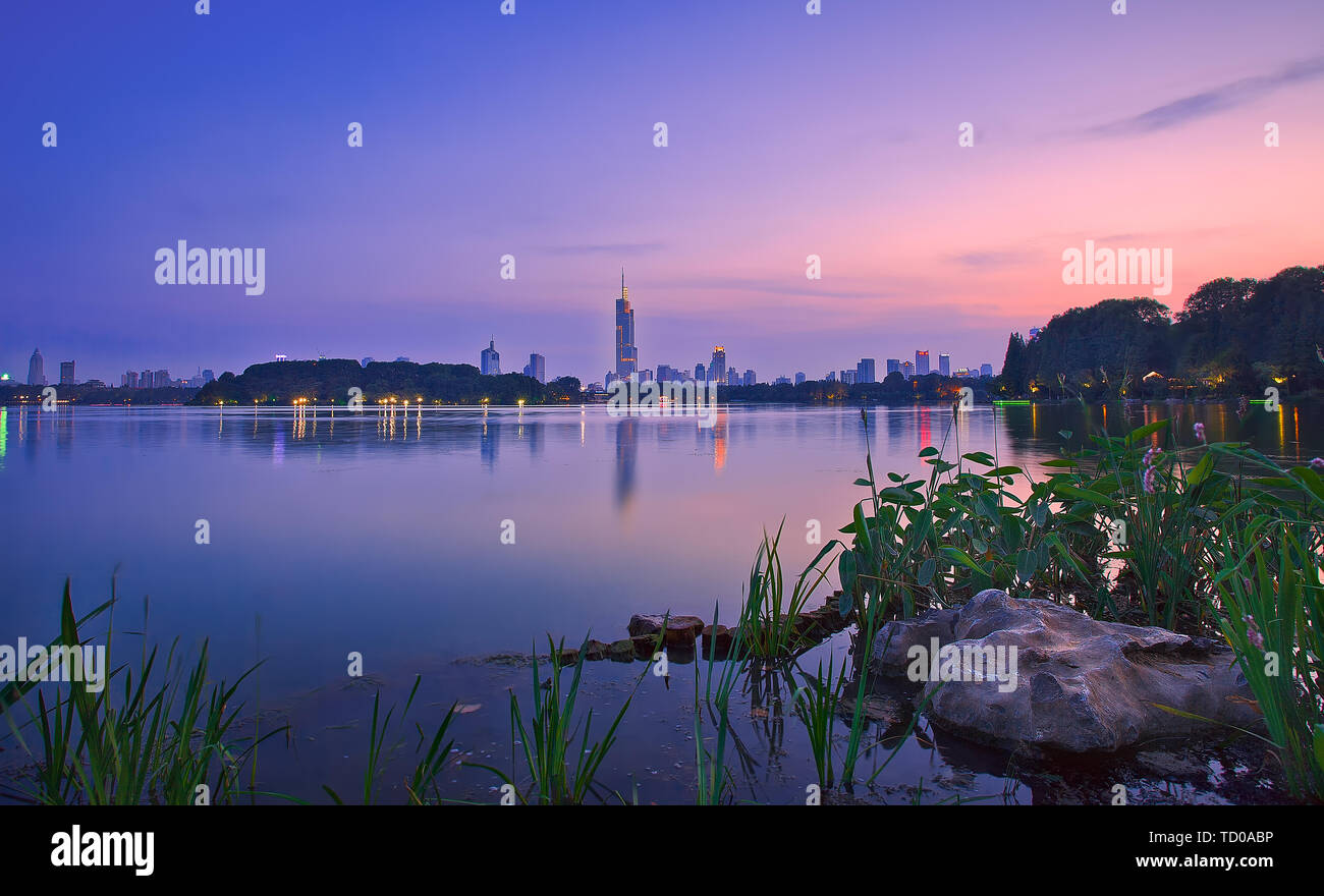 Il tranquillo Lago Xuanwu Park è riflessa nella luce del tramonto. Foto Stock