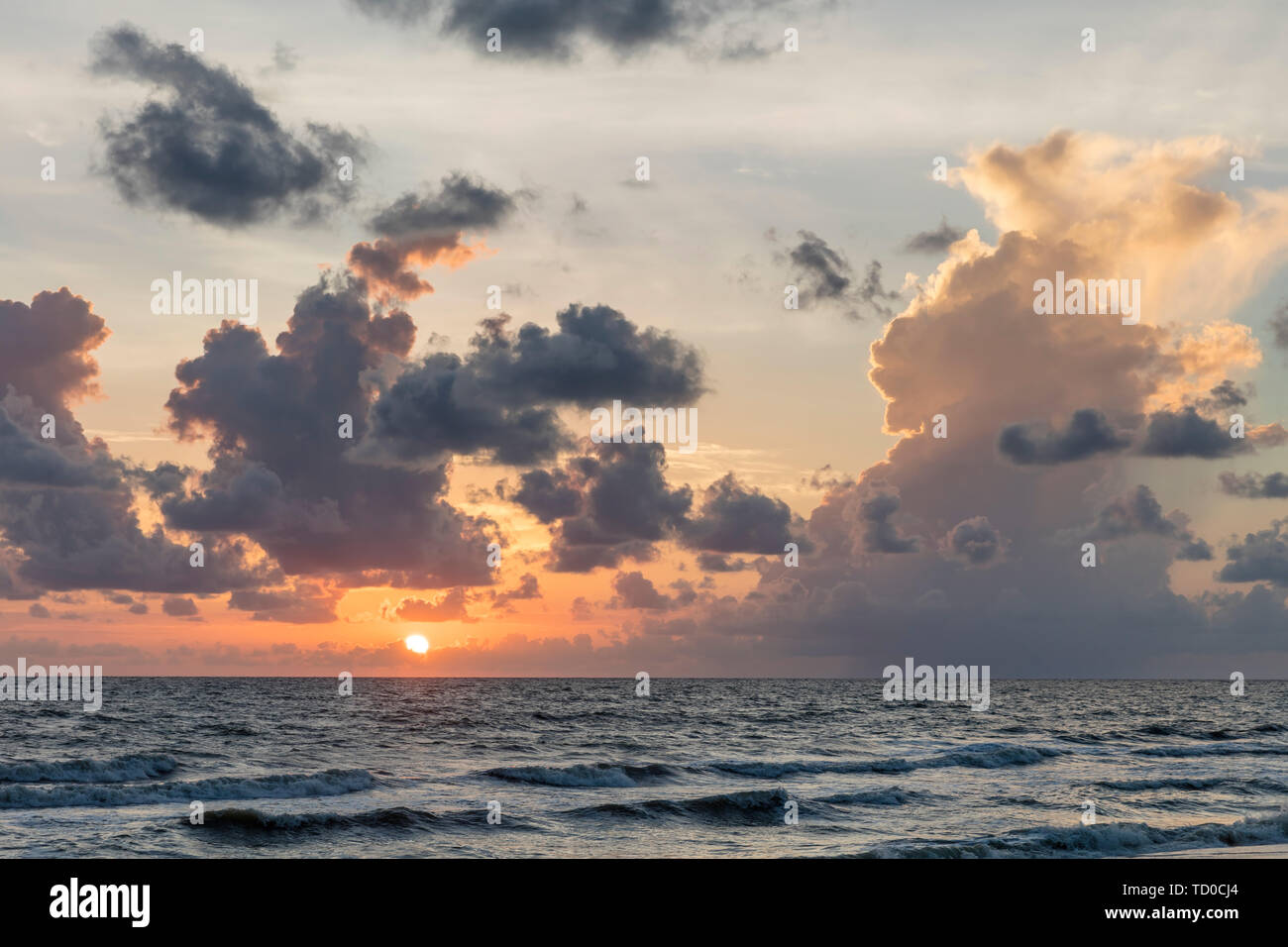 Le nuvole colorate al tramonto sul Golfo del Messico, Naples, Florida, Stati Uniti d'America Foto Stock
