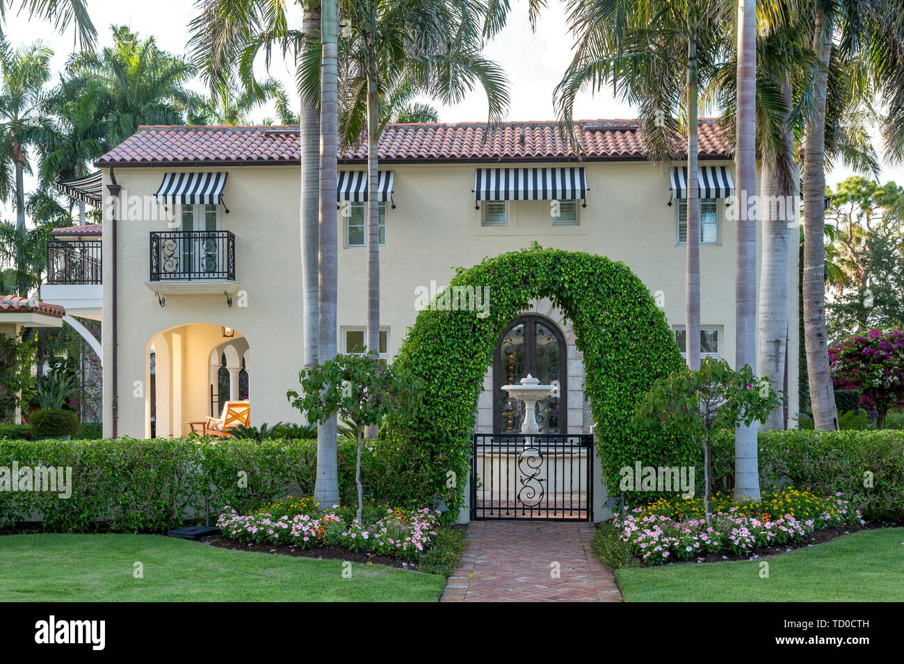 Ingresso laterale e giardino spazio sulla casa di lusso, Naples, Florida, Stati Uniti d'America Foto Stock