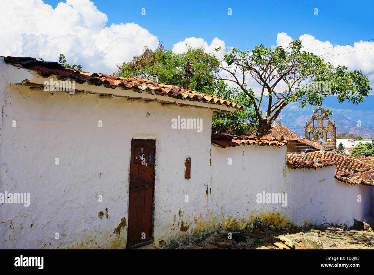 Vecchia strada coloniale con sfondo della chiesa in Guane, Colombia Foto Stock