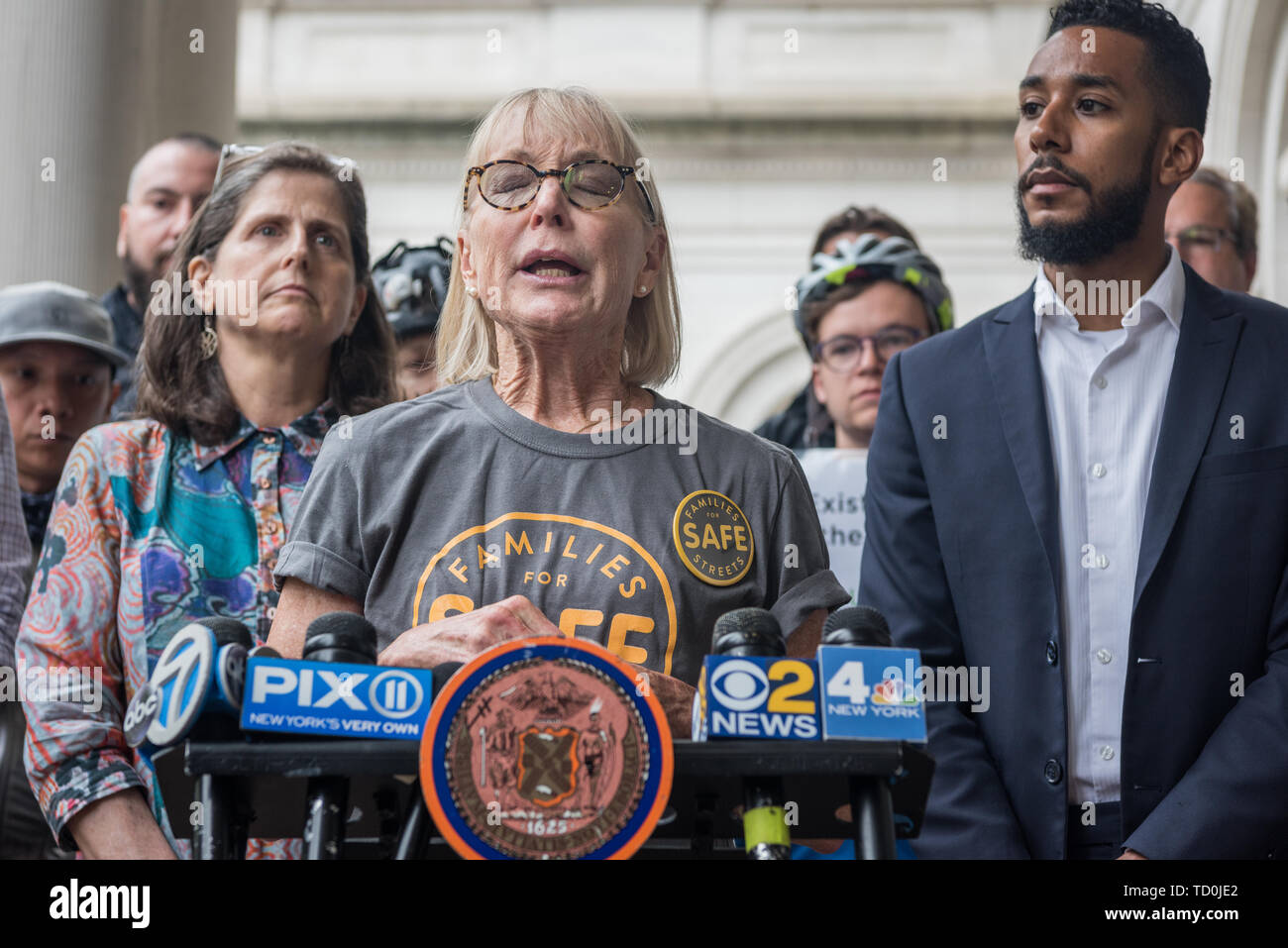 New York, Stati Uniti d'America. Decimo Giugno, 2019. Mary Beth Kelly di famiglie per strade sicure raccontando il giorno suo marito è stato colpito da un camion mentre la mountain bike e il morto 3 giorni più tardi delle lesioni aveva sostenuto. - Il 10 giugno 2019, NYC Membro del Consiglio Antonio Reynoso ha tenuto una conferenza stampa a fianco di NYC Consiglio Stati Helen Rosenthal e strade più sicure di avvocati a NY City Hall indirizzamento di un recente incidente dove un automobilista ha tentato di eseguire su un ciclista vicino al Fiume Hudson River Greenway. Credito: PACIFIC PRESS/Alamy Live News Foto Stock