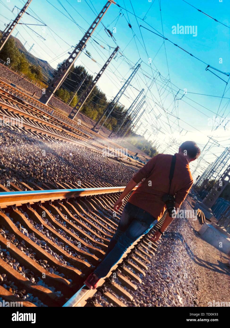 Ho trovato un abbandonata la stazione ferroviaria e ha preso le foto di un gruppo di persone e le piste. I fili e le piste sono state intrecciati insieme per rendere le immagini ancora più prominente. Foto Stock