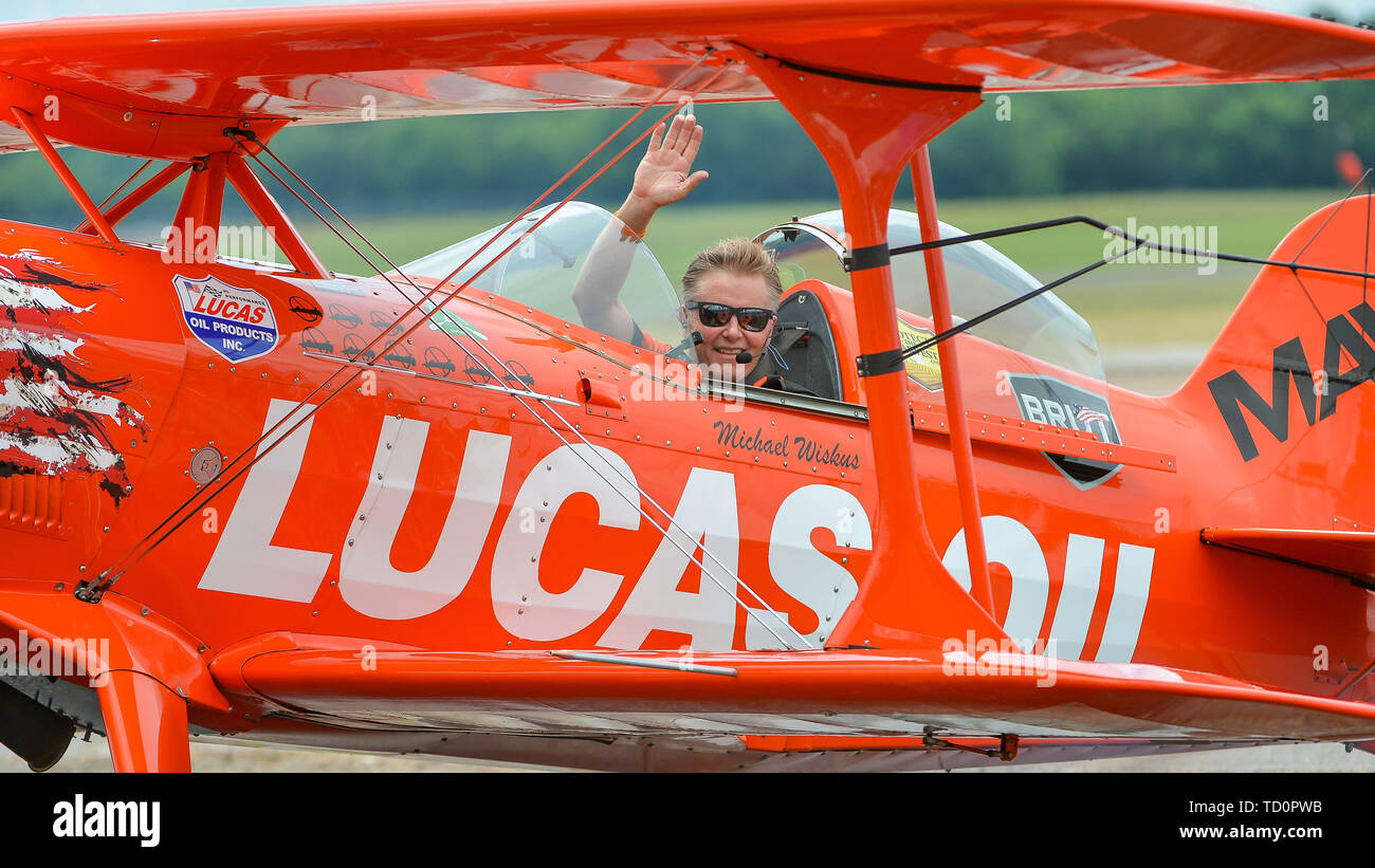 Smyrna, TN, Stati Uniti d'America. Il giorno 08 Giugno, 2019. Mike onde Wiskus alla folla dopo aver eseguito presso la grande Tennessee Air Show, a Smirne, TN. Credito: Kevin Langley/Sports South Media/CSM/Alamy Live News Foto Stock