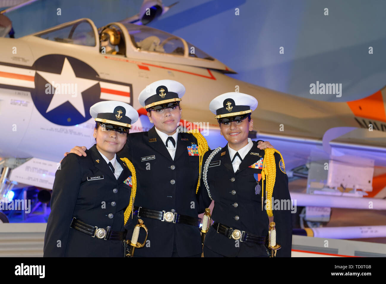 Città Giardino, New York, Stati Uniti d'America. Il 6 giugno, 2019. Tre Freeport High School Navy ROTC Junior cadetti indossano uniformi e circa a partecipare a Apollo a 50 Anniversario Cena a base di Aviation Museum, posa per una foto nella parte anteriore del velivolo storico al museo. Credito: Ann Parry/ZUMA filo/Alamy Live News Foto Stock