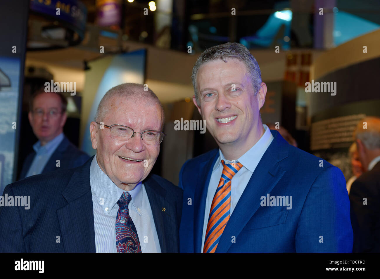 Città Giardino, New York, Stati Uniti d'America. Il 6 giugno, 2019. L-R, Apollo 13 astronauta FRED HAISE e culla di Aviation Museum consiglio di amministrazione gli stati TODD RICHMAN posa per foto durante Apollo a 50 Anniversario Cena, un astronauta Apollo omaggio celebra la missione Apollo 11 sbarco sulla Luna. Credito: Ann Parry/ZUMA filo/Alamy Live News Foto Stock