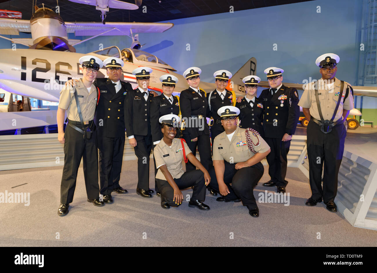 Città Giardino, New York, Stati Uniti d'America. Il 6 giugno, 2019. Freeport High School Navy ROTC Junior cadetti indossano uniformi e circa a partecipare a Apollo a 50 Anniversario Cena a base di Aviation Museum, posa per una foto nella parte anteriore del velivolo storico al museo. Credito: Ann Parry/ZUMA filo/Alamy Live News Foto Stock