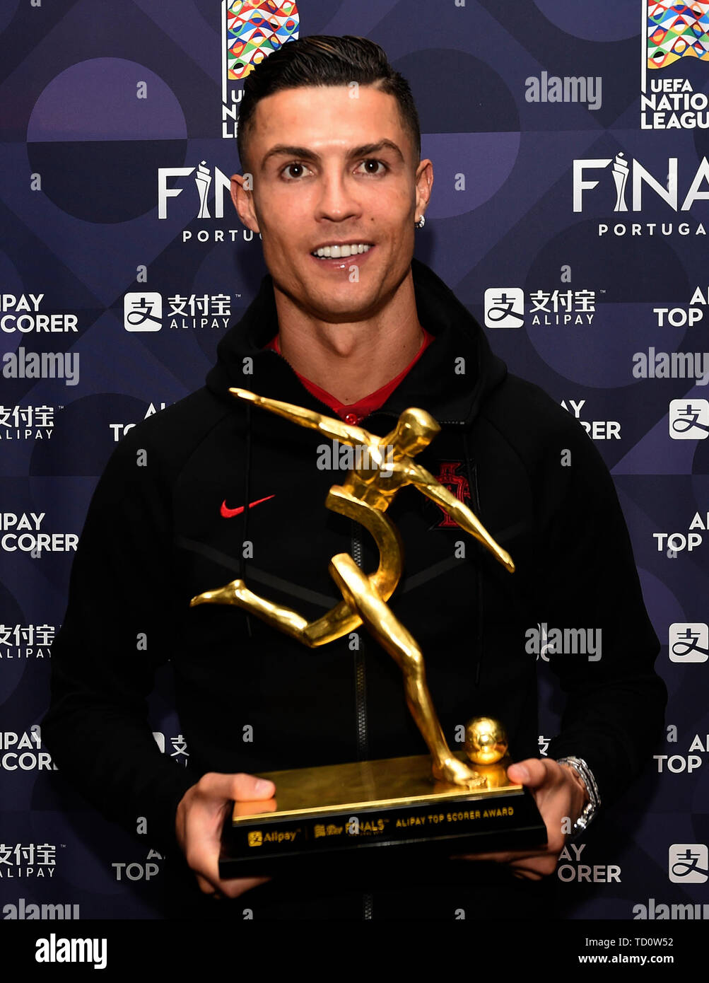 Pechino, Cina. 11 Giugno, 2019. Cristiano Ronaldo presenta la Alipay Top Scorer trofeo presso le Nazioni UEFA League finali all'Estadio do Dragao di Porto, Portogallo, 9 giugno 2019. Totalizzò un hat-trick in Portogallo è 3-1 vittoria sulla Svizzera in semifinale, Credito: Xinhua/Alamy Live News Foto Stock