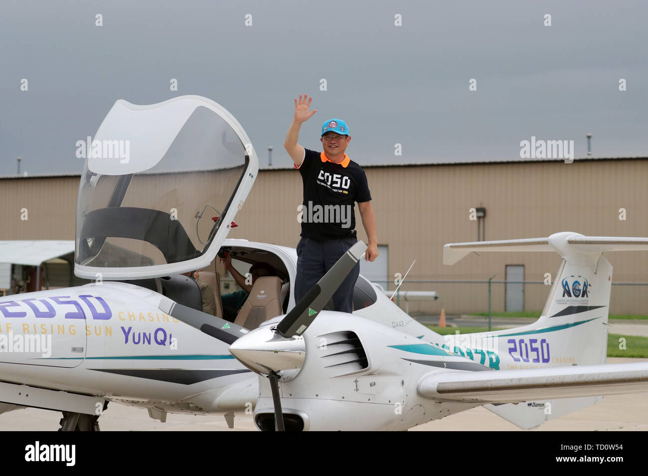 Pechino, USA. Il 9 giugno, 2019. Bo Zhang onde per i familiari e gli amici dopo lo sbarco in un aeroporto a Chicago, negli Stati Uniti il 9 giugno 2019. Dopo un volo di 68 giorni e rendendo 50 fermate, 57-anno-vecchio Bo Zhang ha completato la sua seconda attorno al mondo e di volo è atterrato a Chicago la domenica mattina. Credito: Wang Ping/Xinhua/Alamy Live News Foto Stock