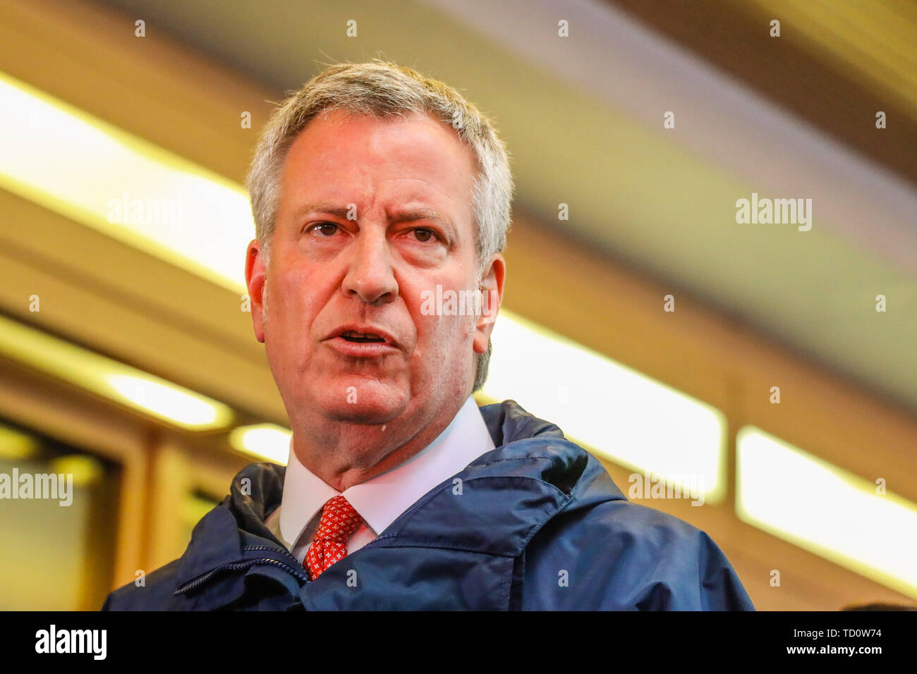 New York, Stati Uniti. Decimo Giugno, 2019. Sindaco di Bill de Blasio durante una conferenza stampa per parlare dell'elicottero che ha effettuato un atterraggio di emergenza e ha preso fuoco questo pomeriggio (10) su un edificio sulla Settima Avenue a Manhattan. Una persona è morta, New York competenti assunta la vittima è stato il pilota di aerei che non trasportare passeggeri. Nessuno nella costruzione o nel suolo è stato ferito. (Foto: WILLIAM VOLCOV/BRASILE PHOTO PRESS) Credito: Brasile Photo Press/Alamy Live News Foto Stock