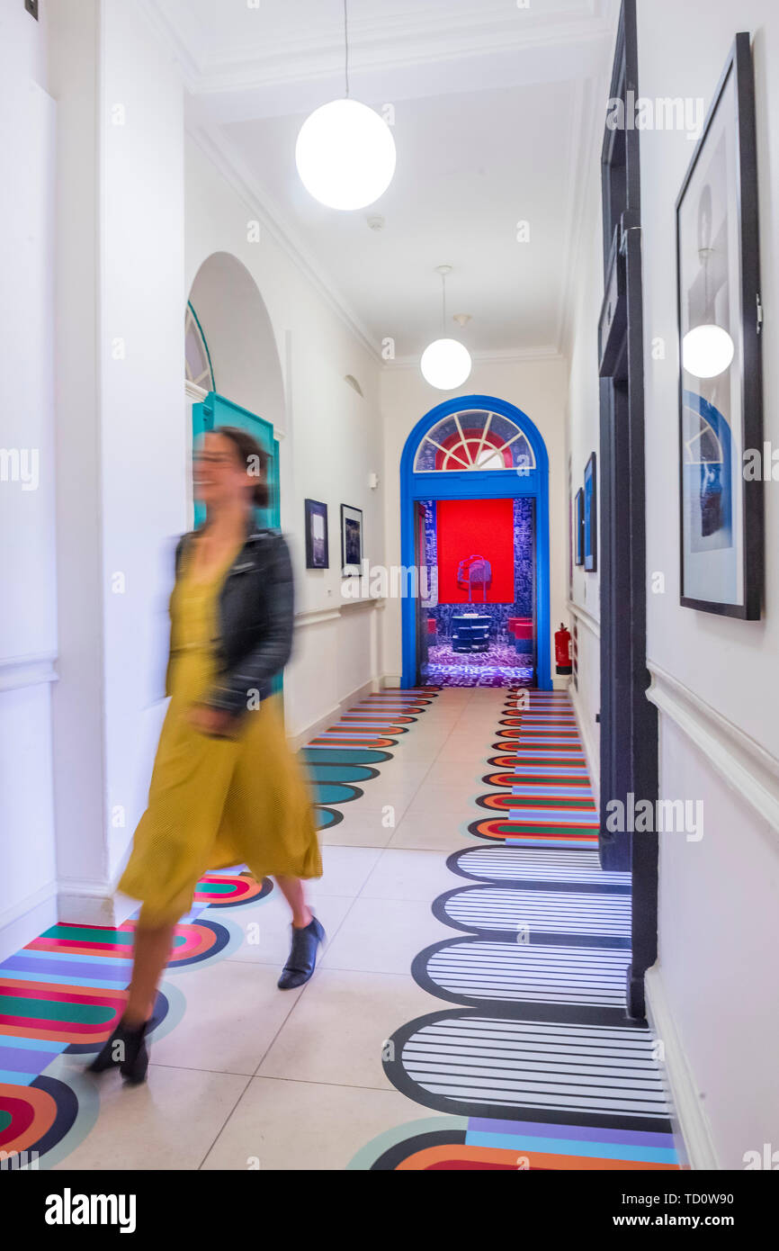 Londra, Regno Unito. 11 Giugno, 2019. Il corridoio di collegamento - Get Up Stand Up ora: Generazioni di nero pionieri creativa - Una nuova mostra a Somerset House per celebrare il passato 50 anni di creatività nero in Gran Bretagna e al di là. Curata da Zak uovere, corre 12 giugno 15 settembre 2019. Credito: Guy Bell/Alamy Live News Foto Stock