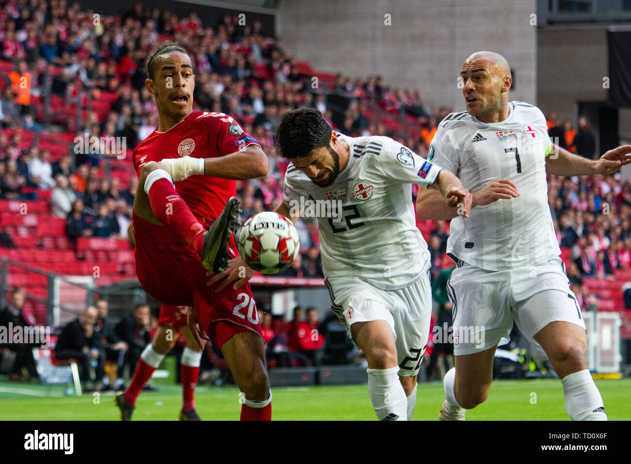 Copenhagen, Danimarca. Decimo Giugno, 2019. Danimarca Copenhagen - Giugno 10, 2019. Yussuf Poulsen (20) della Danimarca e Giorgi Navalovski (22) della Georgia si vede durante l'EURO 2020 qualifier match tra la Danimarca e la Georgia a Telia Parken di Copenaghen. (Photo credit: Gonzales foto/Alamy Live News Foto Stock