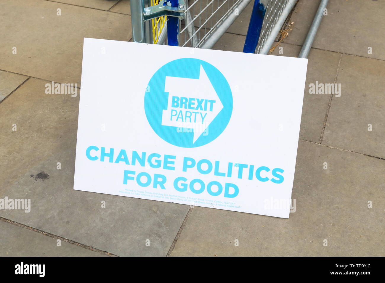 Londra, Regno Unito. 11 Giugno, 2019. Londra REGNO UNITO. 11 giugno 2019. I manifestanti in favore di lasciare l'Unione europea dimostrano con partito Brexit cartelloni al di fuori della sede del Parlamento come il partito laburista si prepara a presentato un cross-party motion per cercare di fermare un futuro primo ministro spingendo attraverso una no-deal Brexit contro la volontà dei parlamentari con pesanti quote sul Pro Brexit capofila Boris Johnson per riuscire Theresa Maggio che favorisce un No Deal Credit: amer ghazzal/Alamy Live News Foto Stock