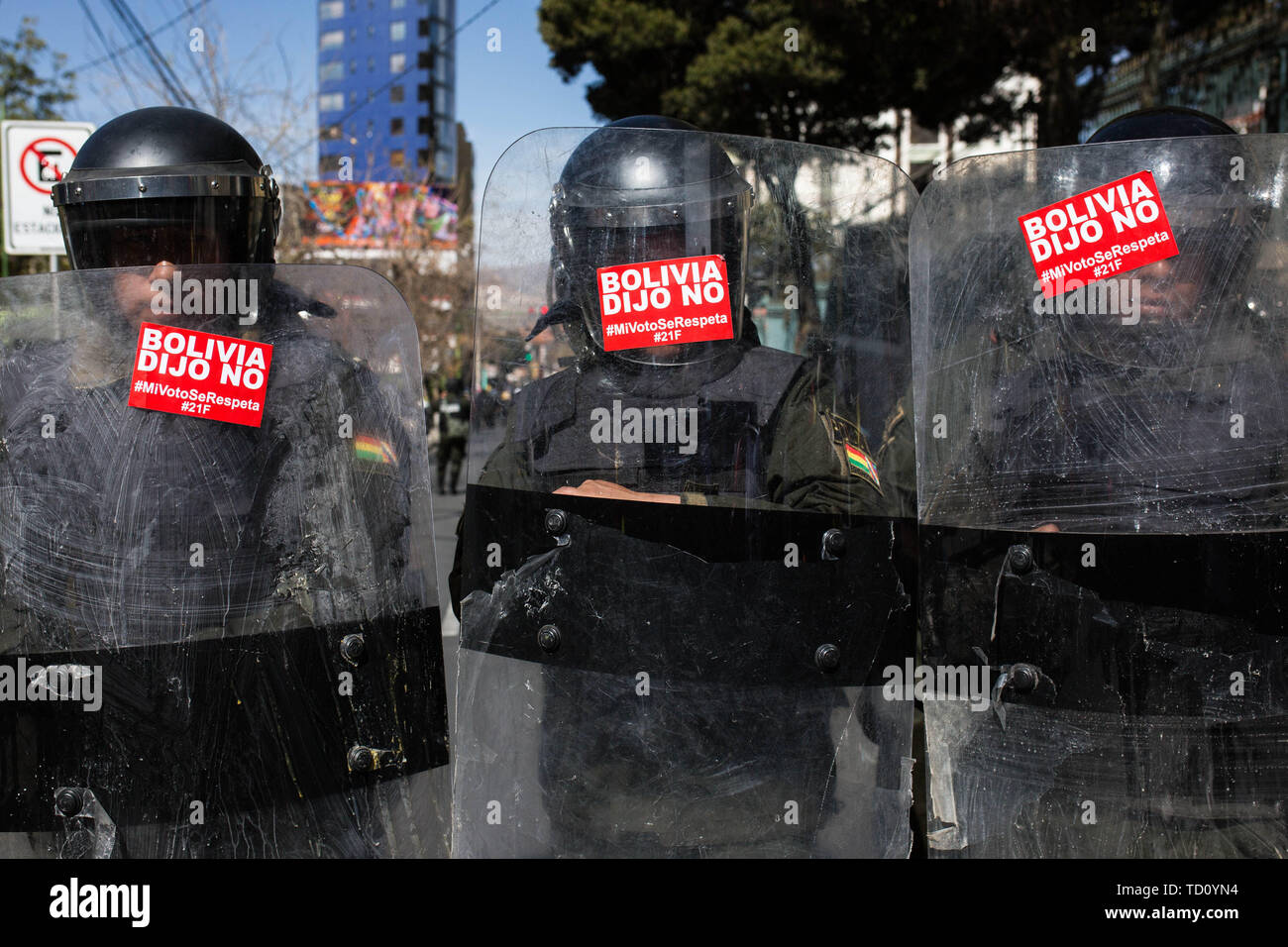 LA PAZ, LP - 10.06.2019: PROTESTOS CONTRA EVO MORALES NA BOLÍVIA - guardia Policias uffici del Tribunale Supremo Elettorale a La Paz in Bolivia. (Foto: Gaston Brito/Fotoarena) Foto Stock