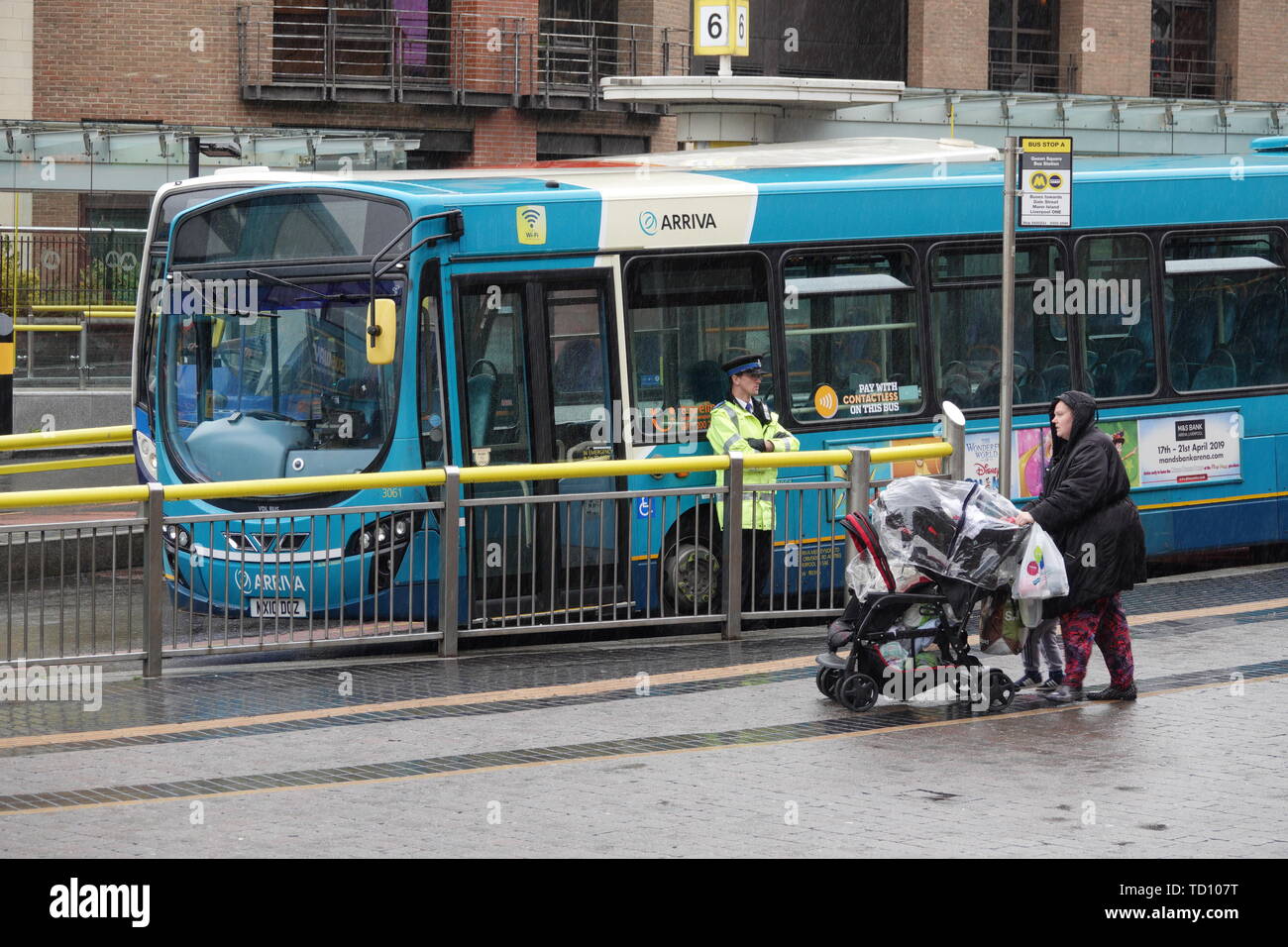 Liverpool, Regno Unito, 11 giugno 2019. Un uomo è in una condizione critica in ospedale dopo essere stata accoltellata nella parte posteriore con un cacciavite a bordo di un autobus a Queen Square a Liverpool. Credit:Ken Biggs/Alamy Live News. Foto Stock