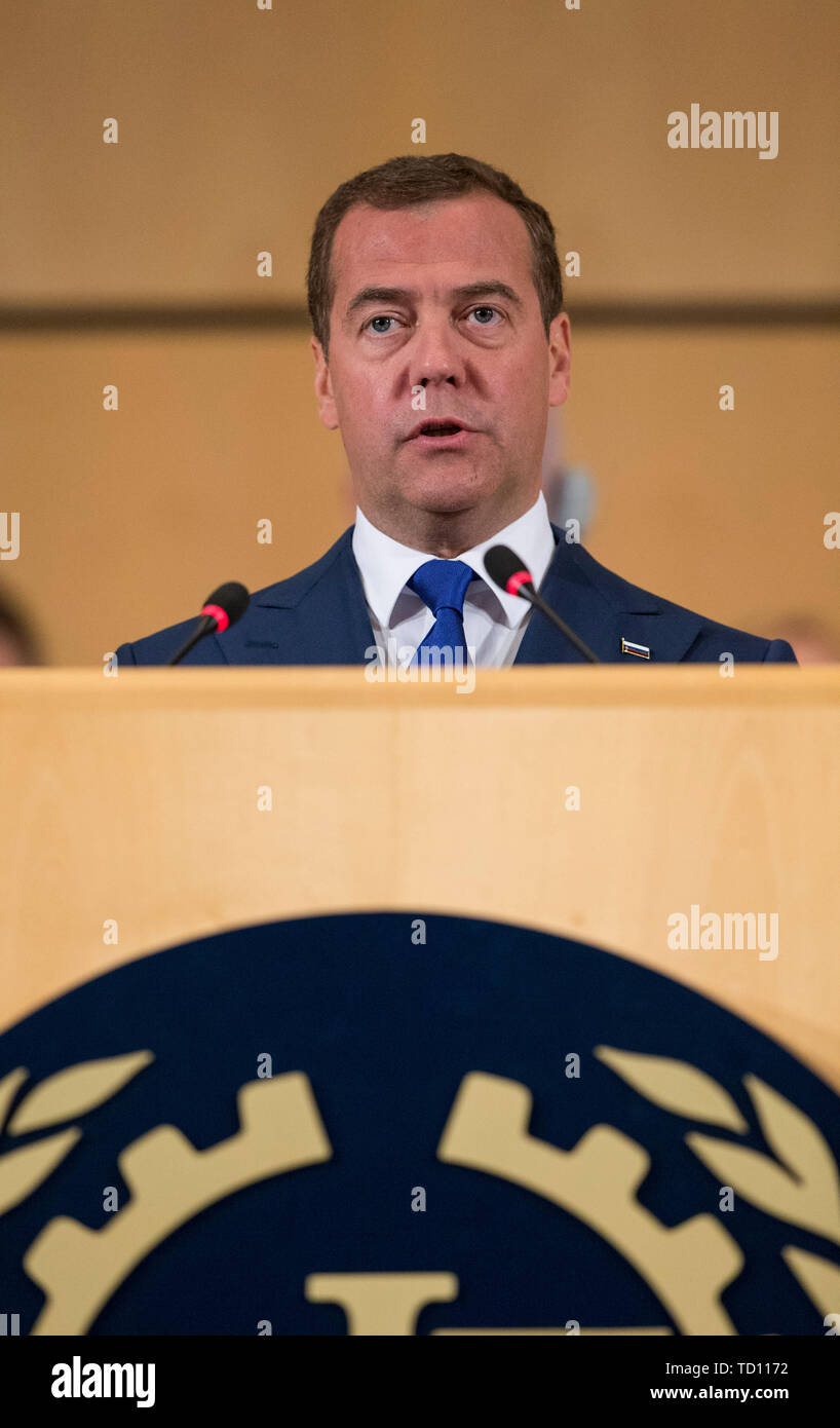 Ginevra, Svizzera. 11 Giugno, 2019. Primo Ministro russo Dmitry Medvedev offre un discorso durante l'Organizzazione Internazionale del Lavoro (OIL)'s annuale della Conferenza internazionale del lavoro a Ginevra, Svizzera, 11 giugno 2019. Medvedev martedì condannato " sanzioni illegittime, il protezionismo e guerre commerciali' durante l'indirizzamento del OIL annuale della Conferenza internazionale del lavoro che viene eseguito dal giugno 10-21, segnando il centesimo anniversario dell'organizzazione a Ginevra. Credito: Xu Jinquan/Xinhua/Alamy Live News Foto Stock