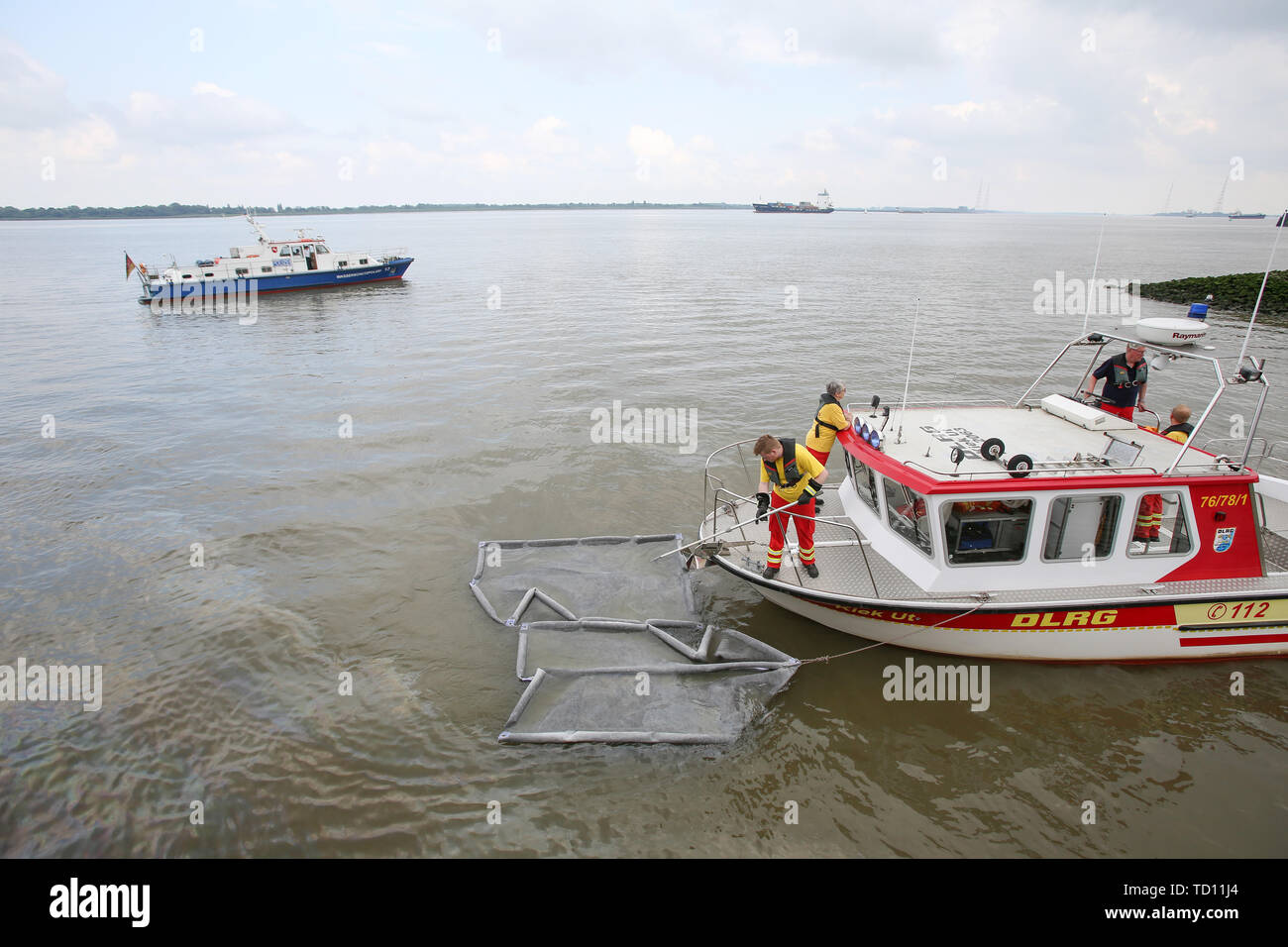 Stadersand, Germania. 11 Giugno, 2019. DLRG forze di emergenza prelevare olio dalla superficie dell'Elba. I materiali di esercizio ha fuoriuscito dallo scafo della barca a vela affondata la nave 'n. 5 Elba' nel porto di Stadersand, e il corpo dei vigili del fuoco era sul luogo con il sostegno dell'Agenzia federale tedesca per il rilievo tecnico e il centro aerospaziale tedesco (DLRG). La storica nave a vela, che solo di recente è stata ampiamente ristrutturata, entra in collisione con una nave portacontainer sull'Elba e affondò. Credito: Bodo segna/dpa/Alamy Live News Foto Stock