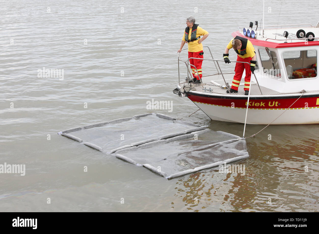 Stadersand, Germania. 11 Giugno, 2019. DLRG forze di emergenza prelevare olio dalla superficie dell'Elba. I materiali di esercizio ha fuoriuscito dallo scafo della barca a vela affondata la nave 'n. 5 Elba' nel porto di Stadersand, e il corpo dei vigili del fuoco era sul luogo con il sostegno dell'Agenzia federale tedesca per il rilievo tecnico e il centro aerospaziale tedesco (DLRG). La storica nave a vela, che solo di recente è stata ampiamente ristrutturata, entra in collisione con una nave portacontainer sull'Elba e affondò. Credito: Bodo segna/dpa/Alamy Live News Foto Stock