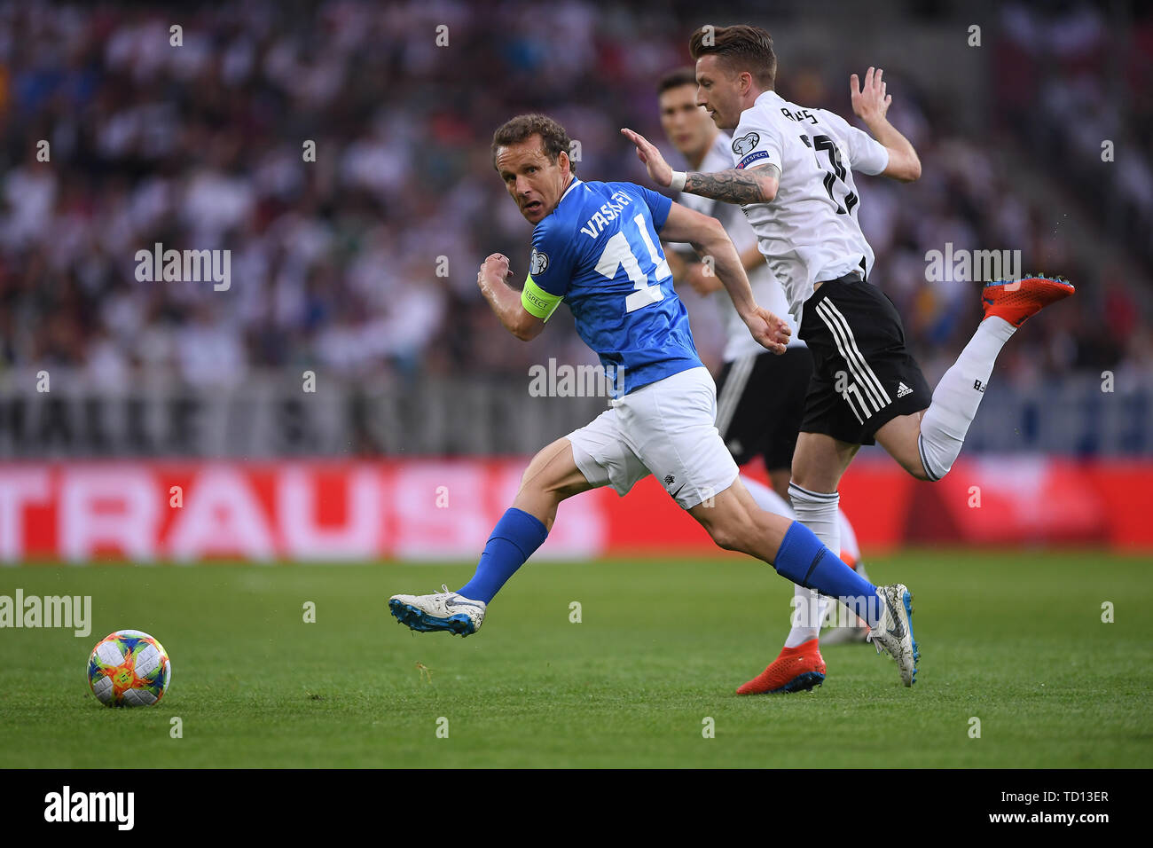 Mainz, Germania. 11 Giugno, 2019. duelli, duello tra Konstantin Vassiljev (Estonia) e Marco Reus (Germania). GES/Soccer/Euro Qualifica: Germania - Estonia, 11.06.2019 Calcetto: Qualificazioni europee: vs Germania Estonia, Mainz, 11 Giugno 2019 | Utilizzo di credito in tutto il mondo: dpa/Alamy Live News Foto Stock