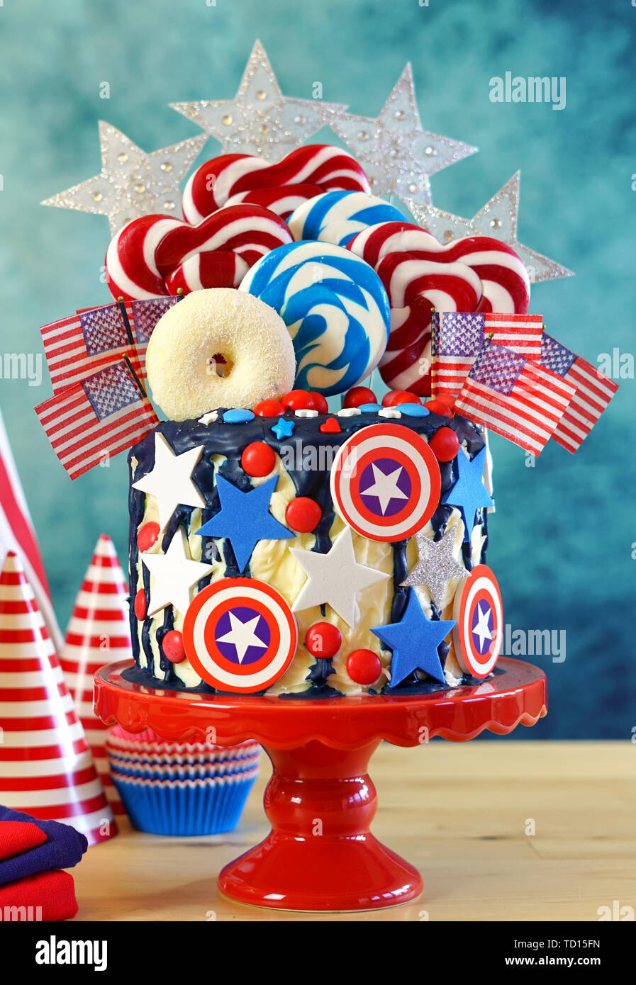 USA tema sul trend candyland fantasia torta di gocciolamento con decorazioni colorate in parte messa in tavola. Foto Stock