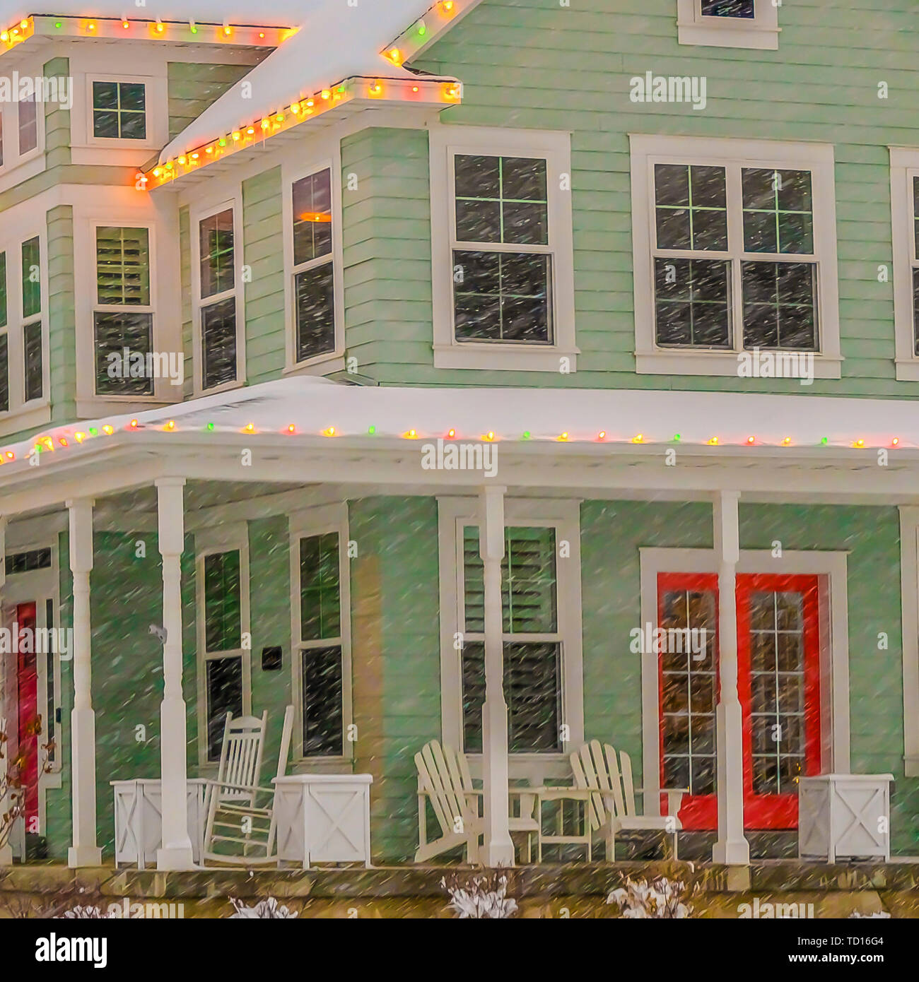 Cornice quadrata facciata di una casa con il verde della parete esterna e ampio portico anteriore Foto Stock