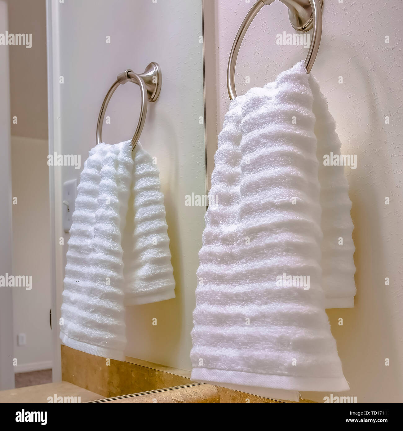 Square bagno interno con vista ravvicinata di un asciugamano bianco appesi ad un Anello portaasciugamano Foto Stock