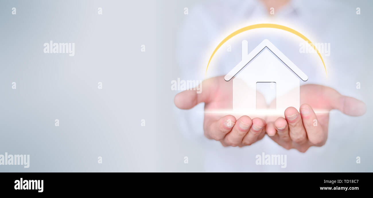 Business man holding casa bianca simbolo in mano, carattere home ownership concetto schema creative Foto Stock